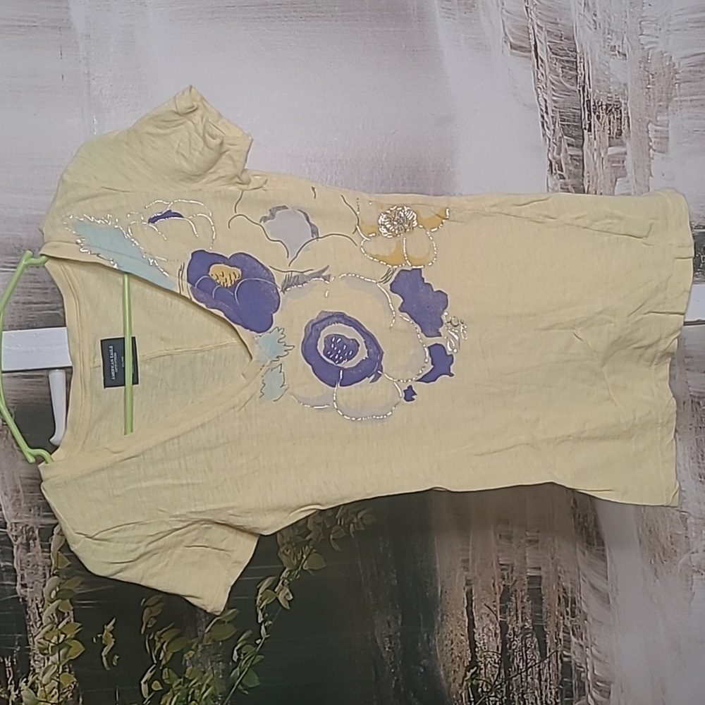 American Eagle Outfitters Womens XS yellow vneck blue floral short sleeve Tshirt